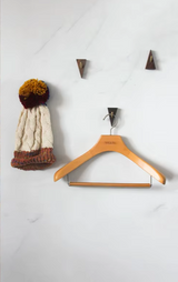 TriLuxe Dreieck Wandhaken – Messing & Massivholz