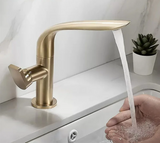 AquaLux Waschtischarmatur – Schwenkbarer Luxus Kalt-Warm-Wasserhahn mit Messinggehäuse