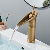 RetroCascade Waschbeckenarmatur Antik – Wasserfall Wasserhahn Messing | Einhebel Mischbatterie Warm & Kalt | Klassisches Bad Design