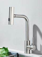 Elegante Küchenarmatur mit Ausziehbrause und Wasserfallauslauf