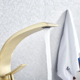 Geschwungene Waschtischarmatur aus Messing für Warm- und Kaltwasser mit Einhebelbedienung