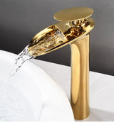 Elegante Waschbeckenarmatur in Weiß mit Wasserfallauslauf und Einhebelmischer