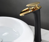 Elegante Waschbeckenarmatur in Weiß mit Wasserfallauslauf und Einhebelmischer