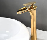 Elegante Waschbeckenarmatur in Weiß mit Wasserfallauslauf und Einhebelmischer