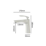 Weiße Waschtischarmatur mit Wasserfallauslauf aus Messing und dekorativem Blattdesign