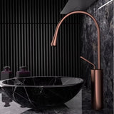 RoséFlow Waschbeckenarmatur – Gebürstetes Roségold Wasserhahn | Warm & Kalt Mischbatterie | Drehbarer Luxus Wasserhahn