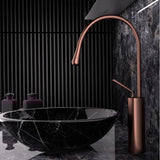 RoséFlow Waschbeckenarmatur – Gebürstetes Roségold Wasserhahn | Warm & Kalt Mischbatterie | Drehbarer Luxus Wasserhahn