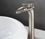 Elegante Waschbeckenarmatur in Weiß mit Wasserfallauslauf und Einhebelmischer