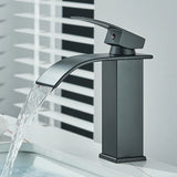 Waschtischarmatur in Schwarz mit Wasserfallauslauf und Einhebelmischer