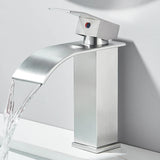 Waschtischarmatur in Schwarz mit Wasserfallauslauf und Einhebelmischer