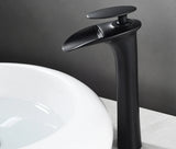 Elegante Waschbeckenarmatur in Weiß mit Wasserfallauslauf und Einhebelmischer