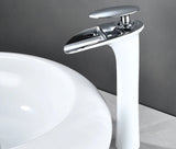 Elegante Waschbeckenarmatur in Weiß mit Wasserfallauslauf und Einhebelmischer