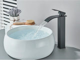 GoldCascade Waschtischarmatur – Gebürstete Goldarmatur für Waschbecken | Eleganter Wasserfallauslauf | Einhebel-Mischbatterie aus Edelstahl