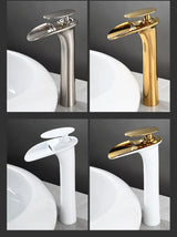 Elegante Waschbeckenarmatur in Weiß mit Wasserfallauslauf und Einhebelmischer
