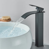 Waschtischarmatur in Schwarz mit Wasserfallauslauf und Einhebelmischer