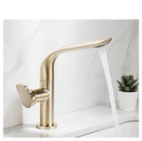 AquaLux Waschtischarmatur – Schwenkbarer Luxus Kalt-Warm-Wasserhahn mit Messinggehäuse