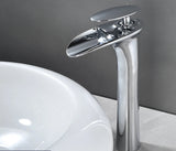 Elegante Waschbeckenarmatur in Weiß mit Wasserfallauslauf und Einhebelmischer
