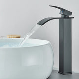 Waschtischarmatur in Schwarz mit Wasserfallauslauf und Einhebelmischer
