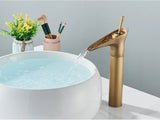 RetroCascade Waschbeckenarmatur Antik – Wasserfall Wasserhahn Messing | Einhebel Mischbatterie Warm & Kalt | Klassisches Bad Design