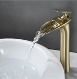 Elegante Waschbeckenarmatur in Weiß mit Wasserfallauslauf und Einhebelmischer