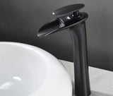 Elegante Waschbeckenarmatur in Weiß mit Wasserfallauslauf und Einhebelmischer