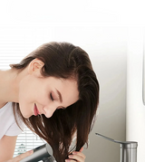 Ausziehbare Waschtischarmatur mit Mundspülfunktion und Einhebelmischer für Warm- und Kaltwasser
