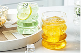 RetroRille Trinkgläser 4er-Set – Strukturierte Glasbecher mit Trinkhalmen | Transparente Rillengläser im Vintage-Stil | Für Kaffee, Saft & Feiern