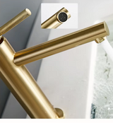 GoldKnurl One – Luxuriöser Waschtischhahn aus gebürstetem Gold mit 360°-Drehung