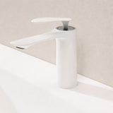 Weiße Waschtischarmatur mit Wasserfallauslauf aus Messing und dekorativem Blattdesign