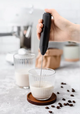 SchaumKrone Matcha-Aufschäumer – Elektrischer Matcha-Schäumer aus Edelstahl | Batteriebetriebener Getränkeschäumer | Cremiger Milchschaum und Matcha in Sekunden