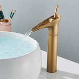 RetroCascade Waschbeckenarmatur Antik – Wasserfall Wasserhahn Messing | Einhebel Mischbatterie Warm & Kalt | Klassisches Bad Design