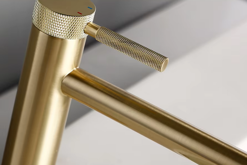 GoldKnurl One – Luxuriöser Waschtischhahn aus gebürstetem Gold mit 360°-Drehung