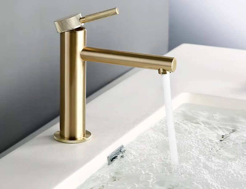 GoldKnurl One – Luxuriöser Waschtischhahn aus gebürstetem Gold mit 360°-Drehung