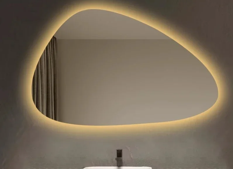 NordiLux Design Badezimmerspiegel – Smarter LED-Wandspiegel mit unregelmäßiger Form und Aluminiumrahmen