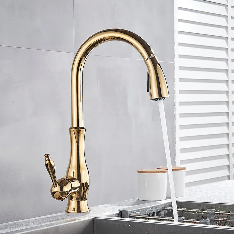 Goldener Küchenhahn mit ausziehbarer Brause – Messing | Warm- und Kaltwasser
