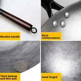 ForgePro – Handgeschmiedeter Reineisen-Wok mit Holzgriff