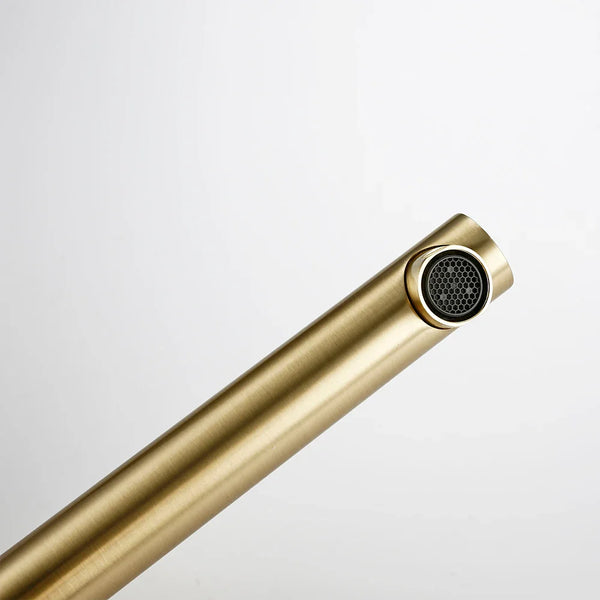GoldKnurl One – Luxuriöser Waschtischhahn aus gebürstetem Gold mit 360°-Drehung