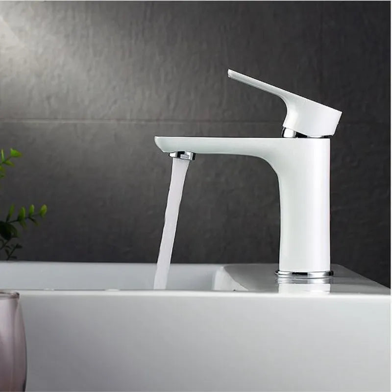 Amora Waschtischarmatur – Stilvoller Warm-Kalt-Wasserhahn aus Messing