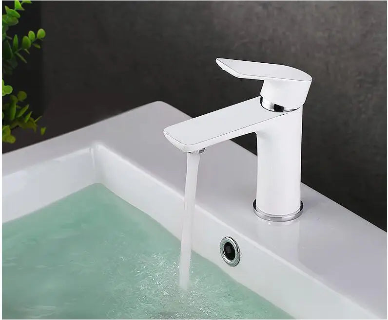 Amora Waschtischarmatur – Stilvoller Warm-Kalt-Wasserhahn aus Messing