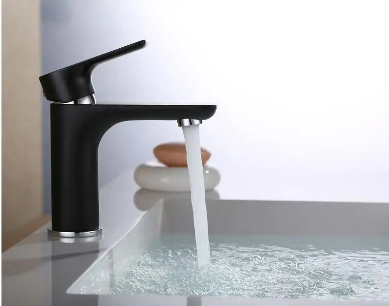 Amora Waschtischarmatur – Stilvoller Warm-Kalt-Wasserhahn aus Messing