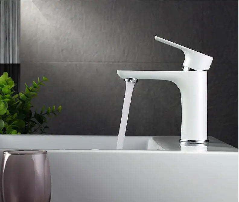 Amora Waschtischarmatur – Stilvoller Warm-Kalt-Wasserhahn aus Messing