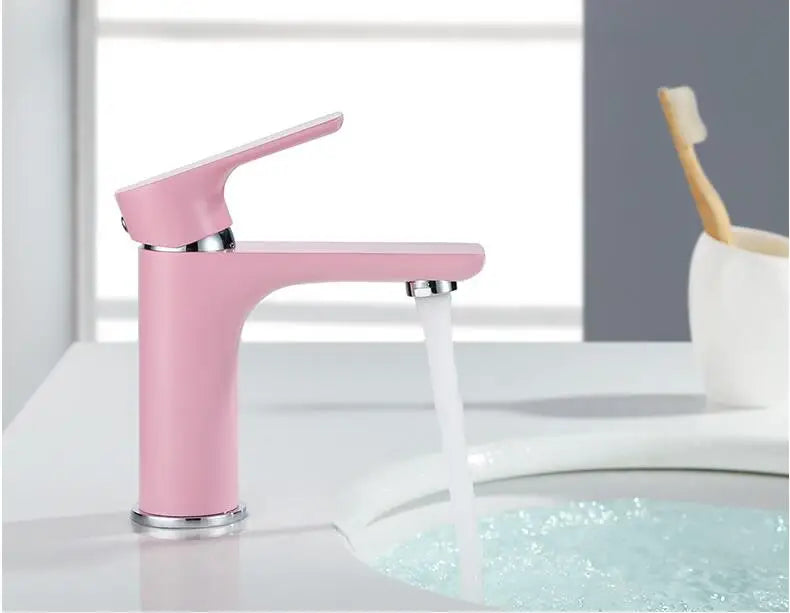 Amora Waschtischarmatur – Stilvoller Warm-Kalt-Wasserhahn aus Messing