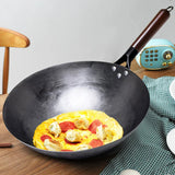 ForgePro – Handgeschmiedeter Reineisen-Wok mit Holzgriff