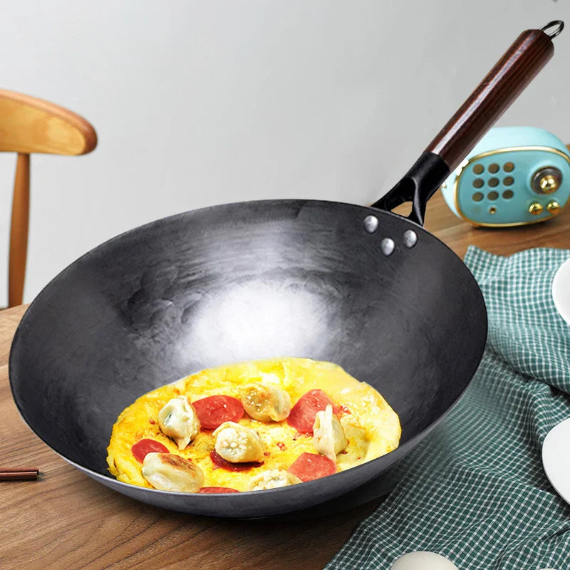 ForgePro – Handgeschmiedeter Reineisen-Wok mit Holzgriff