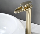 Elegante Waschbeckenarmatur in Weiß mit Wasserfallauslauf und Einhebelmischer