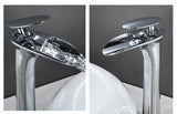 Elegante Waschbeckenarmatur in Weiß mit Wasserfallauslauf und Einhebelmischer