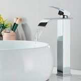 Waschtischarmatur in Schwarz mit Wasserfallauslauf und Einhebelmischer