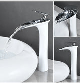 Elegante Waschbeckenarmatur in Weiß mit Wasserfallauslauf und Einhebelmischer