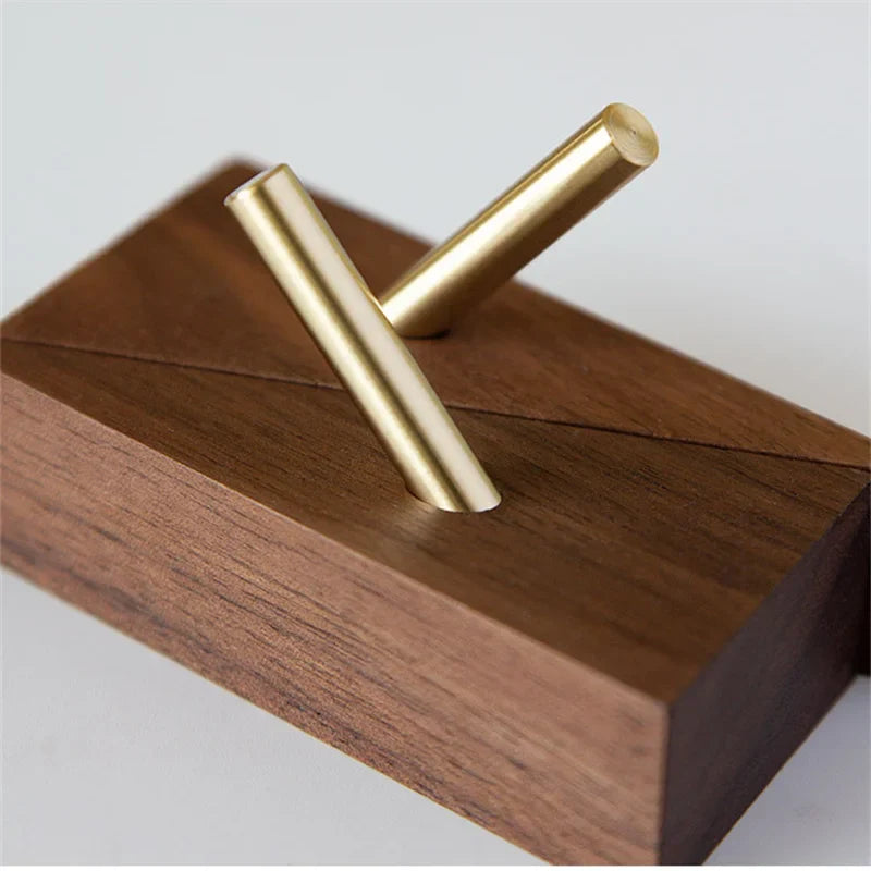 TriLuxe Dreieck Wandhaken – Messing & Massivholz