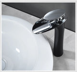 Elegante Waschbeckenarmatur in Weiß mit Wasserfallauslauf und Einhebelmischer